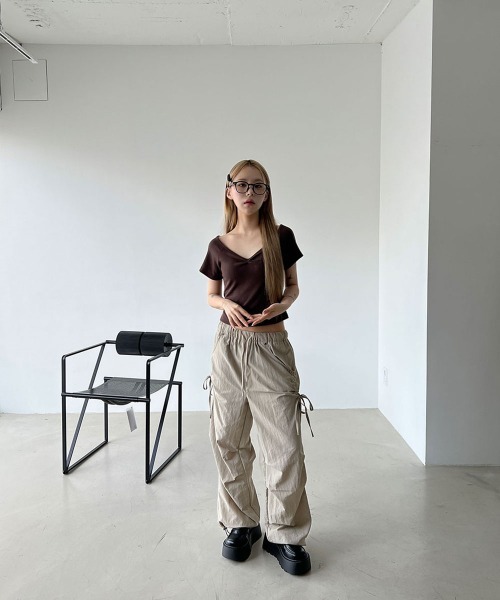 4INT.(フォイント)の「Vネック シャーリング スリムフィット リブ クロップド 半袖 Tシャツ(Tシャツ/カットソー・レディース・ホワイト/ブラック/グレー/ブラウン・FREE)」の9枚目の写真