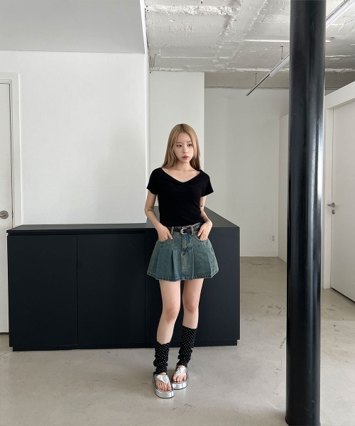 4INT.(フォイント)の「Vネック シャーリング スリムフィット リブ クロップド 半袖 Tシャツ(Tシャツ/カットソー・レディース・ホワイト/ブラック/グレー/ブラウン・FREE)」の22枚目の写真