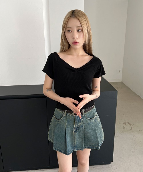 4INT.(フォイント)の「Vネック シャーリング スリムフィット リブ クロップド 半袖 Tシャツ(Tシャツ/カットソー・レディース・ホワイト/ブラック/グレー/ブラウン・FREE)」の16枚目の写真