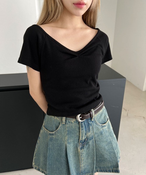 4INT.(フォイント)の「Vネック シャーリング スリムフィット リブ クロップド 半袖 Tシャツ(Tシャツ/カットソー・レディース・ホワイト/ブラック/グレー/ブラウン・FREE)」の17枚目の写真