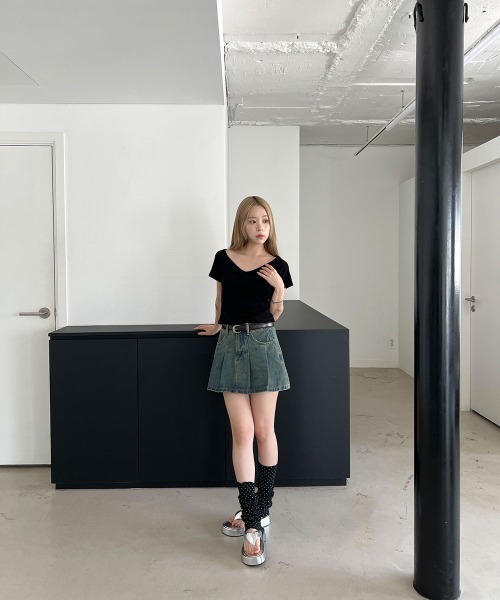 4INT.(フォイント)の「Vネック シャーリング スリムフィット リブ クロップド 半袖 Tシャツ(Tシャツ/カットソー・レディース・ホワイト/ブラック/グレー/ブラウン・FREE)」の18枚目の写真