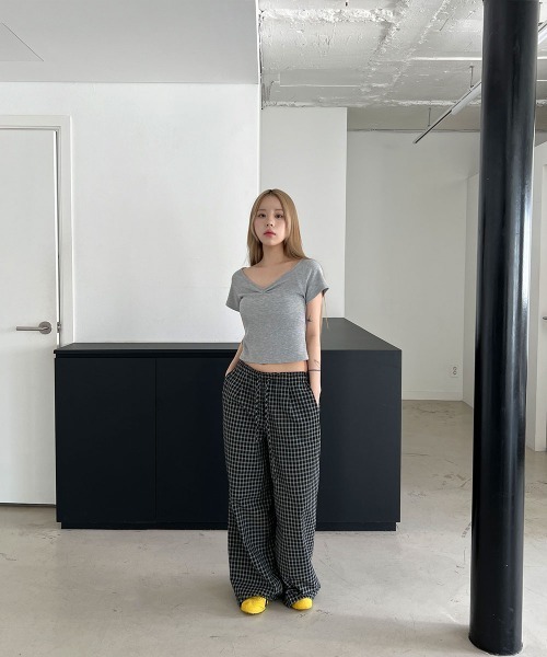 4INT.(フォイント)の「Vネック シャーリング スリムフィット リブ クロップド 半袖 Tシャツ(Tシャツ/カットソー・レディース・ホワイト/ブラック/グレー/ブラウン・FREE)」の19枚目の写真