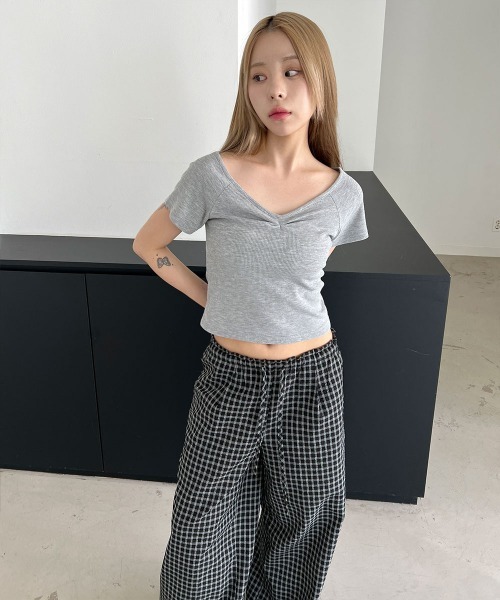 4INT.(フォイント)の「Vネック シャーリング スリムフィット リブ クロップド 半袖 Tシャツ(Tシャツ/カットソー・レディース・ホワイト/ブラック/グレー/ブラウン・FREE)」の20枚目の写真