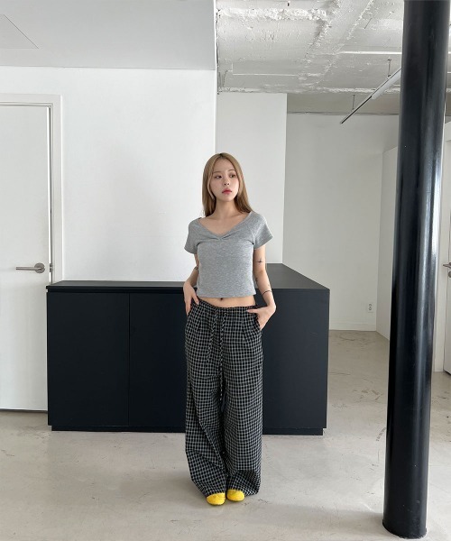 4INT.(フォイント)の「Vネック シャーリング スリムフィット リブ クロップド 半袖 Tシャツ(Tシャツ/カットソー・レディース・ホワイト/ブラック/グレー/ブラウン・FREE)」の21枚目の写真