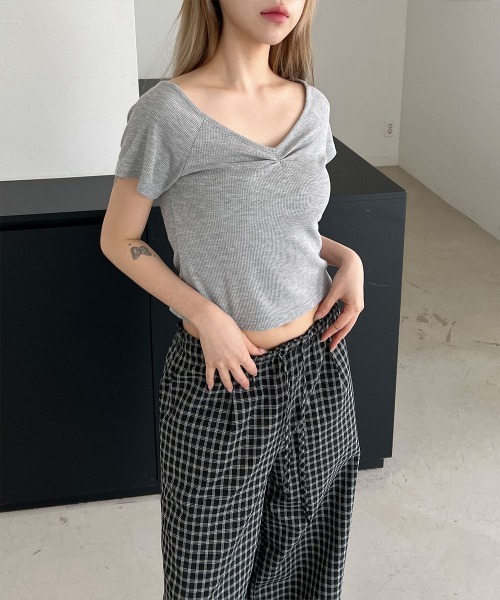 4INT.(フォイント)の「Vネック シャーリング スリムフィット リブ クロップド 半袖 Tシャツ(Tシャツ/カットソー・レディース・ホワイト/ブラック/グレー/ブラウン・FREE)」の10枚目の写真