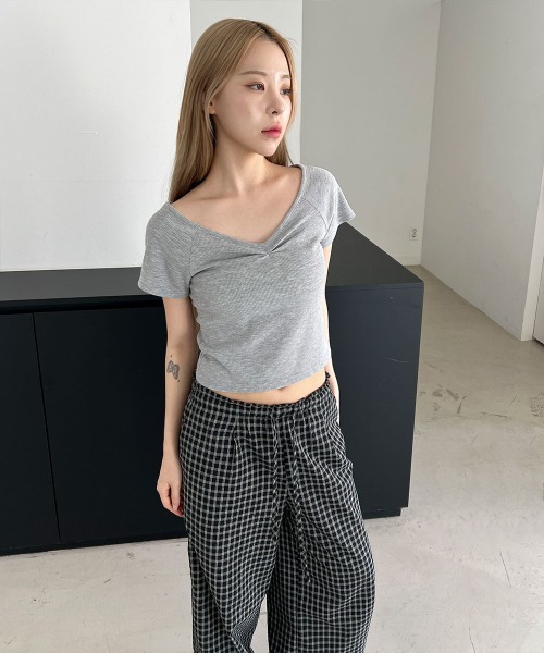 4INT.(フォイント)の「Vネック シャーリング スリムフィット リブ クロップド 半袖 Tシャツ(Tシャツ/カットソー・レディース・ホワイト/ブラック/グレー/ブラウン・FREE)」の11枚目の写真