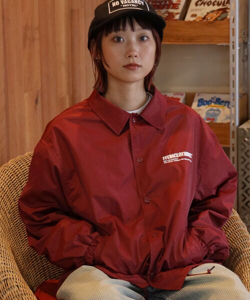 FFEIN(フェイン)の「【FFEIN(フェイン)】ロゴコーチジャケット / コーチ ジャケット ロゴ ボタン プリント フリース(ナイロンジャケット・メンズ・ワイン/ブラック/ブラウン・SMALL/LARGE/MEDIUM)」の3枚目の写真
