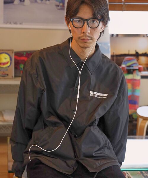 FFEIN(フェイン)の「【FFEIN(フェイン)】ロゴコーチジャケット / コーチ ジャケット ロゴ ボタン プリント フリース(ナイロンジャケット・メンズ・ワイン/ブラック/ブラウン・SMALL/LARGE/MEDIUM)」の2枚目の写真