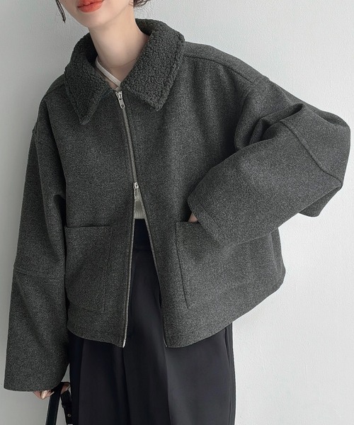 Meiru(メイル)の「ボアカラーショートブルゾン(ブルゾン・レディース・チャコール/ブラック/グレイッシュベージュ・SMALL/MEDIUM/LARGE)」の3枚目の写真