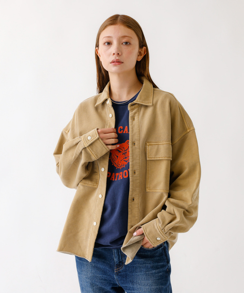 Johnbull（ジョンブル）の「【JOHNBULL/ジョンブル】ピグメントスウェットシャツ/羽織り/スウェット【WEB限定】（シャツ/ブラウス・レディース・ベージュ/チャコールグレー・フリー）」の4枚目の写真
