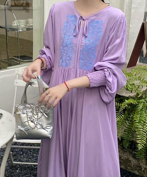 Aelina(エリナ)の「刺繍長袖ワンピース(ワンピース・レディース・ブラック/カーキ/ライトグリーン/パープル・F)」の4枚目の写真