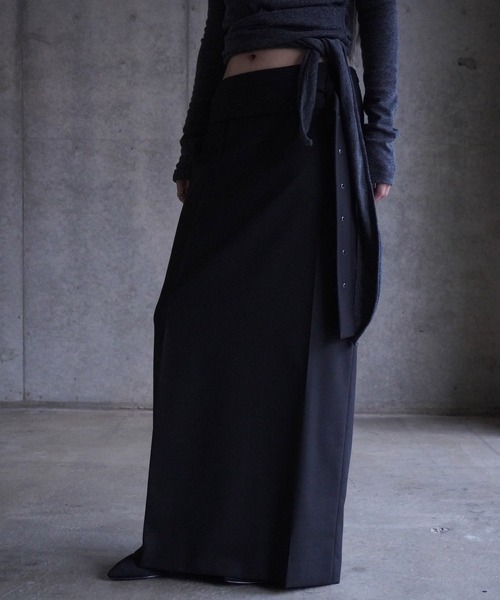 LOW CLASSIC(ロウ クラシック)の「BELTED MAXI SKIRTS(スカート・レディース・ブラック・S)」の1枚目の写真