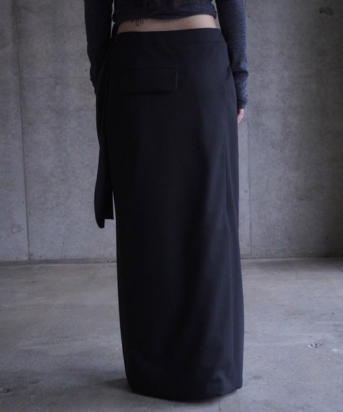 LOW CLASSIC(ロウ クラシック)の「BELTED MAXI SKIRTS(スカート・レディース・ブラック・S)」の4枚目の写真