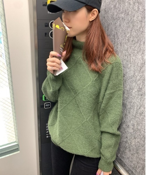 Belle Cie(ベルシー)の「キラリと個性 ダイヤ柄 セーター ハイネック ニット トップス 長袖 秋冬 ゆったり シルエット 冬服(ニット/セーター・レディース・グレー/ターコイズブルー/アイボリー/カーキ/モカ/マスタード/レッド/ブラック・FREE)」の5枚目の写真