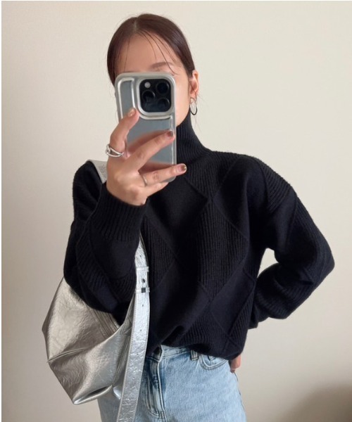 Belle Cie(ベルシー)の「キラリと個性 ダイヤ柄 セーター ハイネック ニット トップス 長袖 秋冬 ゆったり シルエット 冬服(ニット/セーター・レディース・グレー/ターコイズブルー/アイボリー/カーキ/モカ/マスタード/レッド/ブラック・FREE)」の2枚目の写真