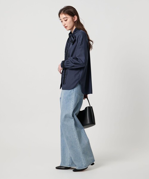 UNITED ARROWS（ユナイテッドアローズ）の「レース コンビ ボウタイ リボン ブラウス ‐ウォッシャブル‐（シャツ/ブラウス・レディース・オフホワイト/ライトブルー/ネイビー・FREE）」の4枚目の写真