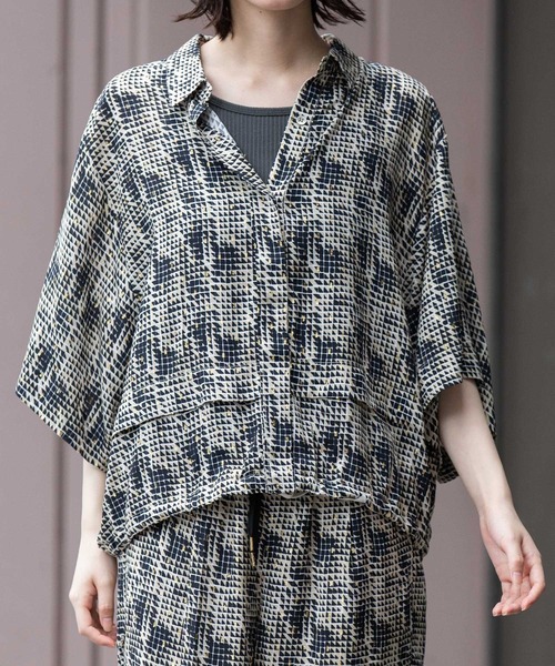 Munich（ミューニック）の「【France】 ジャガードプリントタックシャツ（シャツ/ブラウス・レディース・ベージュ系/アイボリー系/ブラック系・FREE）」の3枚目の写真