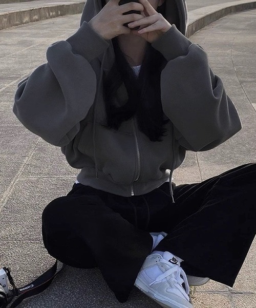 VIBGYOR(ヴィブジョー)の「ショート丈 ジップアップパーカー /韓国 Y2K オーバーサイズ 秋冬(CZ)(パーカー・レディース・ブラック/チャコールグレー/ブルー/ネイビー/オートミール/ライトグレー/ホワイト・FREE)」の1枚目の写真