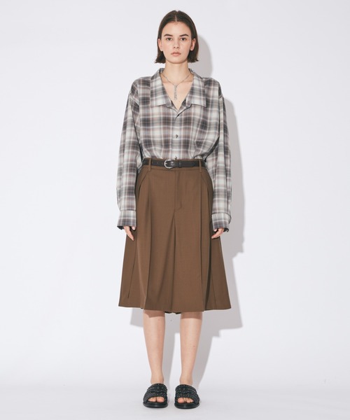 beautiful people(ビューティフルピープル)の「high twist gabardine three tuck shorts(その他パンツ・レディース・ブラウン系/アイボリー・38)」の8枚目の写真