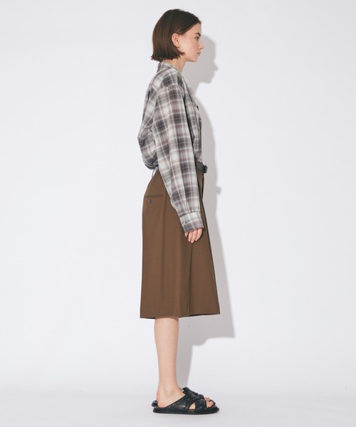 beautiful people(ビューティフルピープル)の「high twist gabardine three tuck shorts(その他パンツ・レディース・ブラウン系/アイボリー・38)」の7枚目の写真