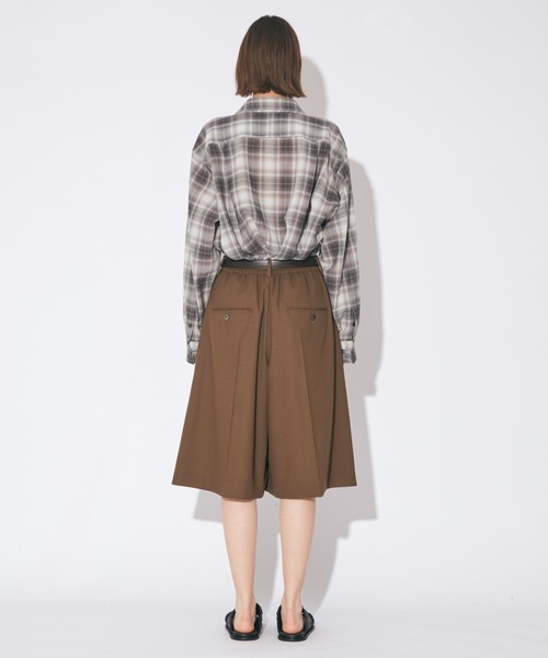 beautiful people(ビューティフルピープル)の「high twist gabardine three tuck shorts(その他パンツ・レディース・ブラウン系/アイボリー・38)」の6枚目の写真