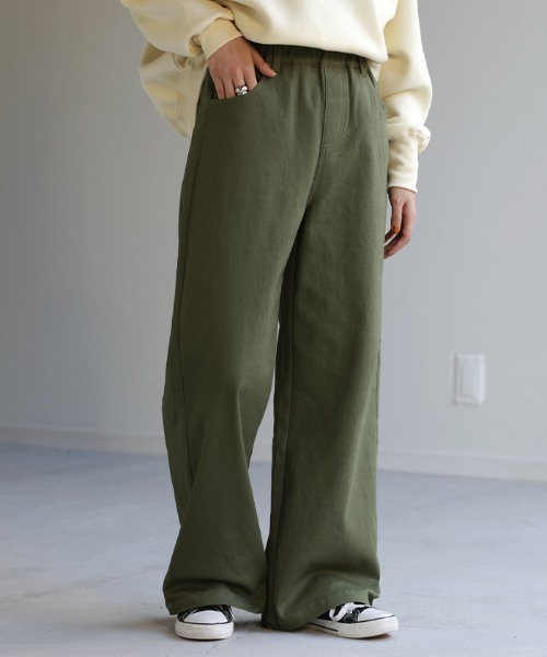 HUG.U(ハグユー)の「着ぶくれしない微起毛ワイドパンツ(チノパンツ・レディース・ダークグレー/サンドベージュ/カーキ/ブラック・M/L)」の1枚目の写真