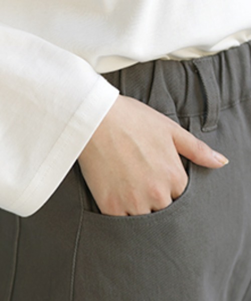 HUG.U(ハグユー)の「着ぶくれしない微起毛ワイドパンツ(チノパンツ・レディース・ダークグレー/サンドベージュ/カーキ/ブラック・M/L)」の19枚目の写真