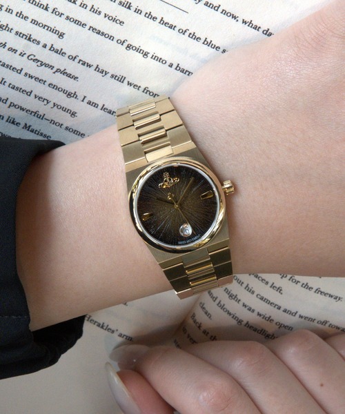 Vivienne Westwood(ヴィヴィアンウエストウッド)の「「Vivienne Westwood/ヴィヴィアン・ウエストウッド」ホクストン - レディース ブラック ダイヤル & ゴールド ブレスレット(アナログ腕時計・レディース・ゴールド・32mm)」の3枚目の写真