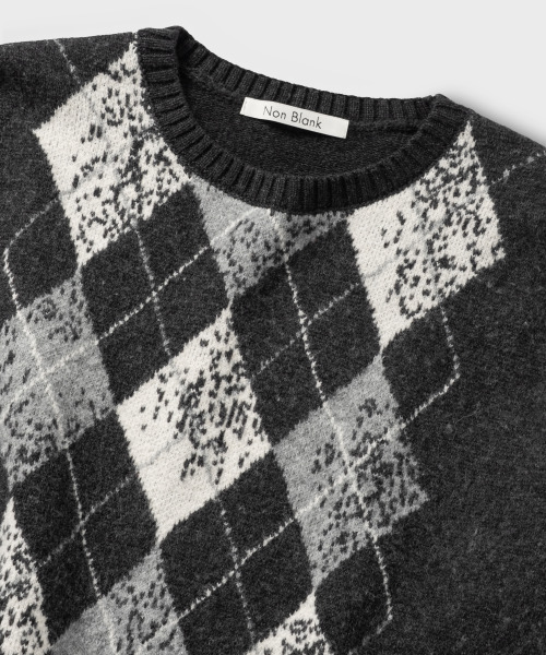 NONBLANK(ノンブランク)の「アーガイルパターンクルーネックニット_ダークグレー(ニット/セーター・メンズ・チャコール・LARGE/MEDIUM/X-LARGE)」の3枚目の写真
