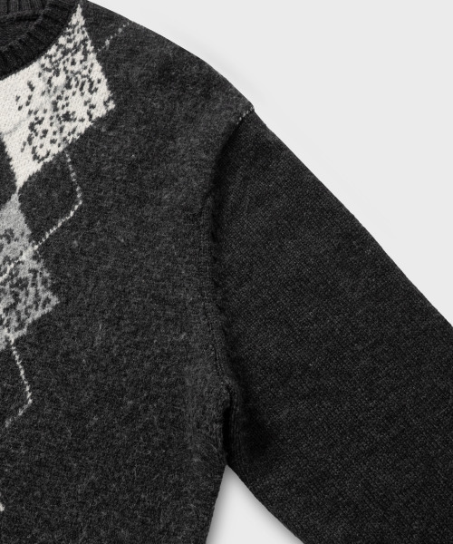 NONBLANK(ノンブランク)の「アーガイルパターンクルーネックニット_ダークグレー(ニット/セーター・メンズ・チャコール・LARGE/MEDIUM/X-LARGE)」の5枚目の写真