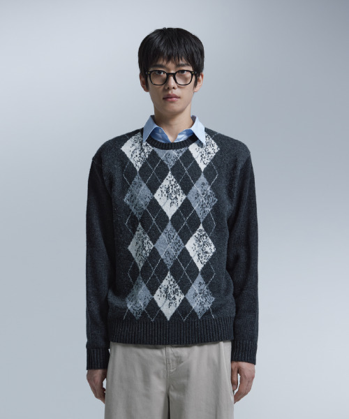 NONBLANK(ノンブランク)の「アーガイルパターンクルーネックニット_ダークグレー(ニット/セーター・メンズ・チャコール・LARGE/MEDIUM/X-LARGE)」の8枚目の写真