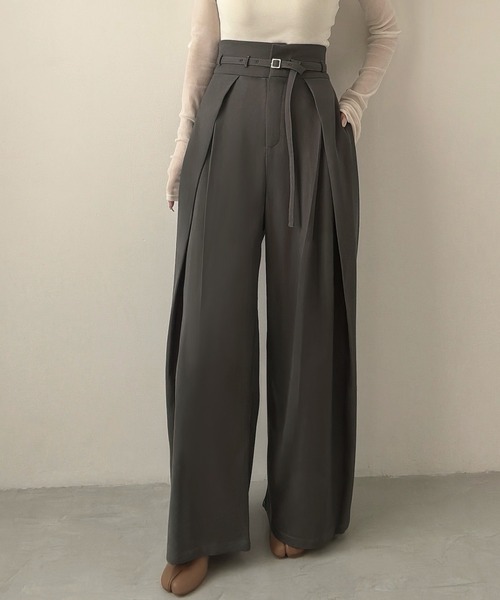 Meiru(メイル)の「細ベルトハイウエストタックワイドパンツ(スラックス・レディース・チャコール/アイボリー/ブラック・SMALL/MEDIUM/LARGE)」の3枚目の写真