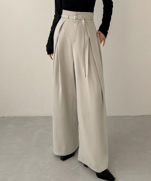 Meiru(メイル)の「細ベルトハイウエストタックワイドパンツ(スラックス・レディース・チャコール/アイボリー/ブラック・SMALL/MEDIUM/LARGE)」の1枚目の写真