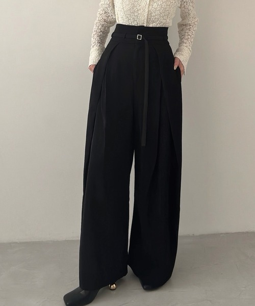 Meiru(メイル)の「細ベルトハイウエストタックワイドパンツ(スラックス・レディース・チャコール/アイボリー/ブラック・SMALL/MEDIUM/LARGE)」の2枚目の写真