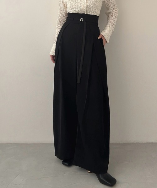 Meiru(メイル)の「細ベルトハイウエストタックワイドパンツ(スラックス・レディース・チャコール/アイボリー/ブラック・SMALL/MEDIUM/LARGE)」の9枚目の写真