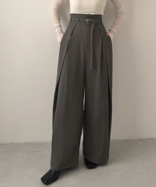 Meiru(メイル)の「細ベルトハイウエストタックワイドパンツ(スラックス・レディース・チャコール/アイボリー/ブラック・SMALL/MEDIUM/LARGE)」の4枚目の写真