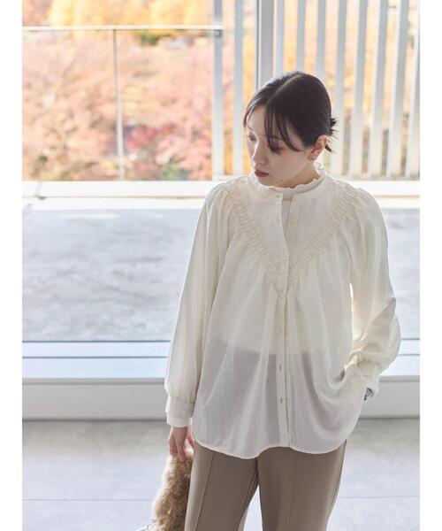 Samansa Mos2 blue（サマンサモスモスブルー）の「切替タックブラウス（シャツ/ブラウス・レディース・オフホワイト/ブラック/シルバーグレー・F）」の2枚目の写真