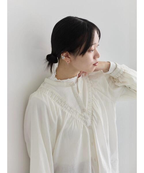 Samansa Mos2 blue（サマンサモスモスブルー）の「切替タックブラウス（シャツ/ブラウス・レディース・オフホワイト/ブラック/シルバーグレー・F）」の15枚目の写真