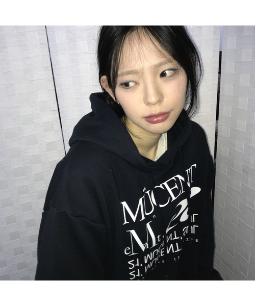MUCENT(ムセント)の「エッセンシャルレタリングルーズフィットフードパーカー男女共用(4カラー)(パーカー・レディース・ブラック/ネイビー/グレー/チャコール・S/L)」の4枚目の写真
