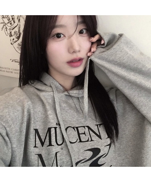MUCENT(ムセント)の「エッセンシャルレタリングルーズフィットフードパーカー男女共用(4カラー)(パーカー・レディース・ブラック/ネイビー/グレー/チャコール・S/L)」の2枚目の写真