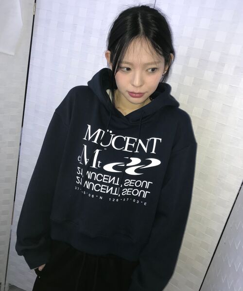 MUCENT(ムセント)の「エッセンシャルレタリングルーズフィットフードパーカー男女共用(4カラー)(パーカー・レディース・ブラック/ネイビー/グレー/チャコール・S/L)」の21枚目の写真