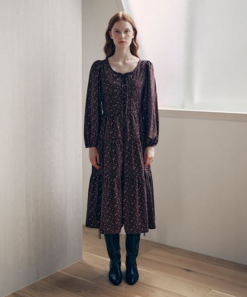 ROLAROLA(ロラロラ)の「FLOWER PINTUCK LONG DRESS BROWN(ワンピース・レディース・ブラウン・FREE)」の1枚目の写真
