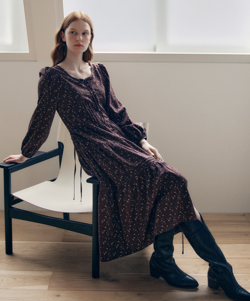 ROLAROLA(ロラロラ)の「FLOWER PINTUCK LONG DRESS BROWN(ワンピース・レディース・ブラウン・FREE)」の2枚目の写真
