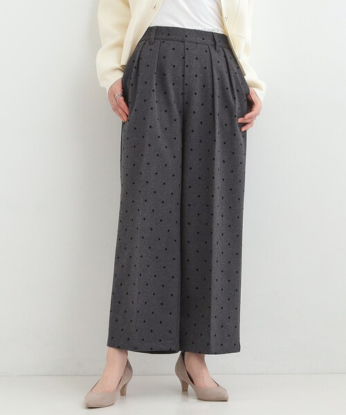 SHOO・LA・RUE(シューラルー)の「【S-LL】きれい見えも叶う フロッキードットワイドパンツ(その他パンツ・レディース・アイボリー系5/チャコール/アイボリー・01/04/03/02)」の1枚目の写真