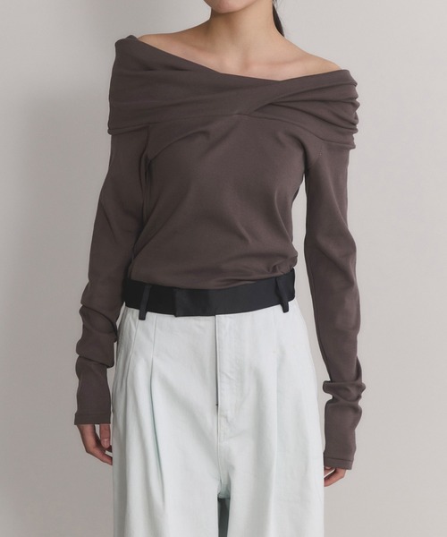 ADAM ET ROPE'(アダムエロペ)の「【EMOELLE】スビンコットンオフショルトップス(Tシャツ/カットソー・レディース・グレー/ブラウン・FREE)」の2枚目の写真