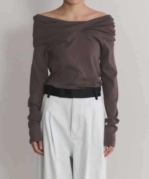 ADAM ET ROPE'（アダムエロペ）の「【EMOELLE】スビンコットンオフショルトップス（Tシャツ/カットソー・レディース・グレー/ブラウン・FREE）」の6枚目の写真