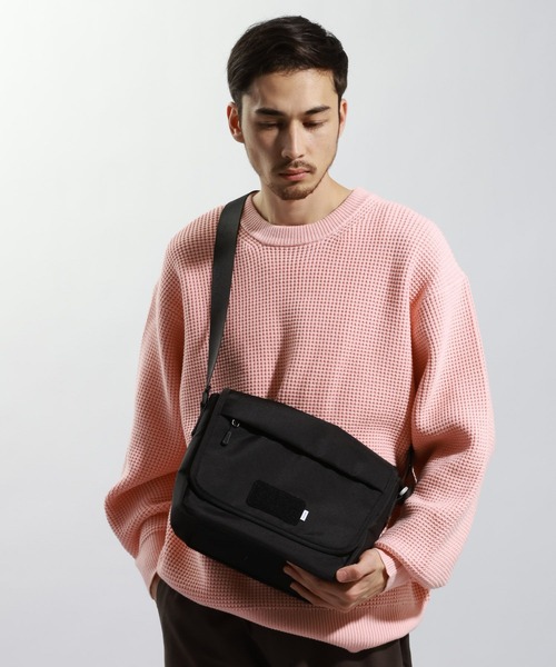 BAYFLOW(ベイフロー)の「【BLACK BAG COLLECTION】フラップショルダーバッグ(ショルダーバッグ・メンズ・ブラック・FREE)」の1枚目の写真