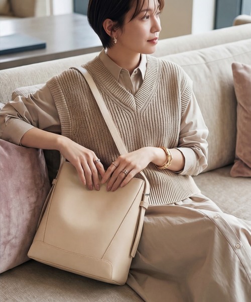 STYLE DELI（スタイルデリ）の「【DELI by】カーブフォルムリアルレザーショルダーバッグ（ショルダーバッグ・レディース・ライトブラウン/ブラック/ブラウン/ベージュ・FREE）」の4枚目の写真