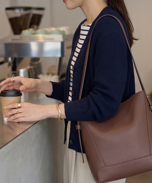 STYLE DELI（スタイルデリ）の「【DELI by】カーブフォルムリアルレザーショルダーバッグ（ショルダーバッグ・レディース・ライトブラウン/ブラック/ブラウン/ベージュ・FREE）」の2枚目の写真