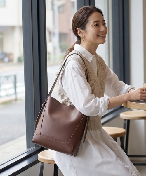STYLE DELI（スタイルデリ）の「【DELI by】カーブフォルムリアルレザーショルダーバッグ（ショルダーバッグ・レディース・ライトブラウン/ブラック/ブラウン/ベージュ・FREE）」の7枚目の写真